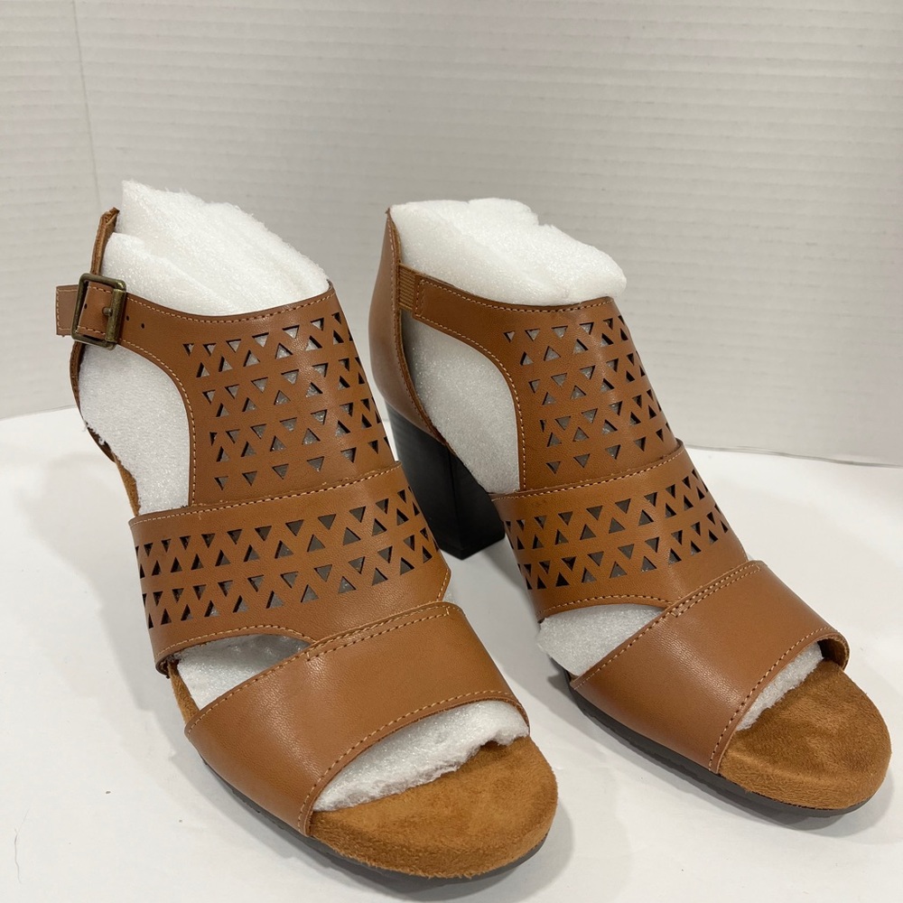 Easy Street Womens Adara Heeled Sandals. Size 7.5. Color‎ Brown